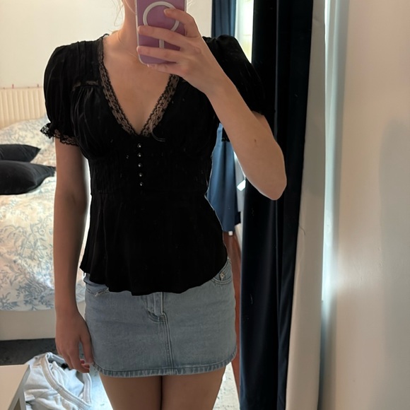 bebe Tops - bebe black goo no out b neck lace short sleeve medium